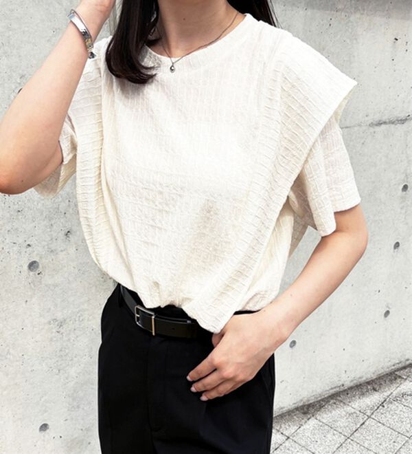 GeeRA（ジーラ）の「ラッフルショルダー表面感カットソー（カットソー）」｜詳細画像