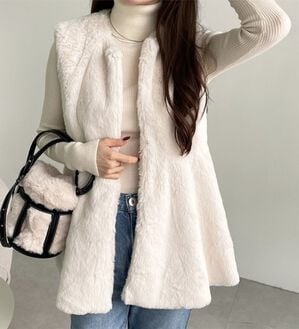 GeeRA（ジーラ）の「ペプラムファーベスト（ベスト）」｜アイボリー