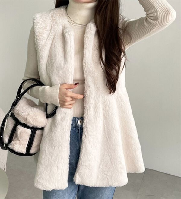 GeeRA（ジーラ）の「ペプラムファーベスト（ベスト）」｜アイボリー