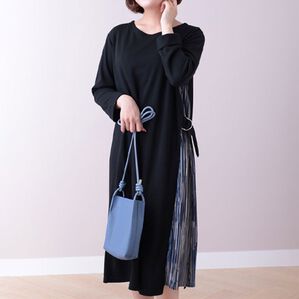 BELLUNA（ベルーナ）の「サイドプリーツデザインワンピース（カットソーワンピース）」｜黒系