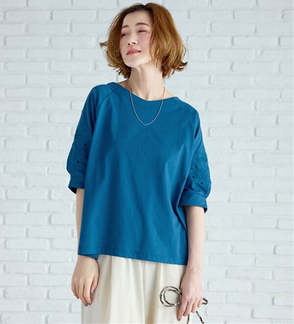 BELLUNA（ベルーナ）の「袖刺しゅうデザインＶネックプルオーバー（カットソー）」｜詳細画像