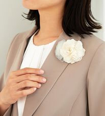 BELLUNA（ベルーナ）の「＜セレモニースタイル＞パール使いフラワーコサージュ（その他ファッション小物）」