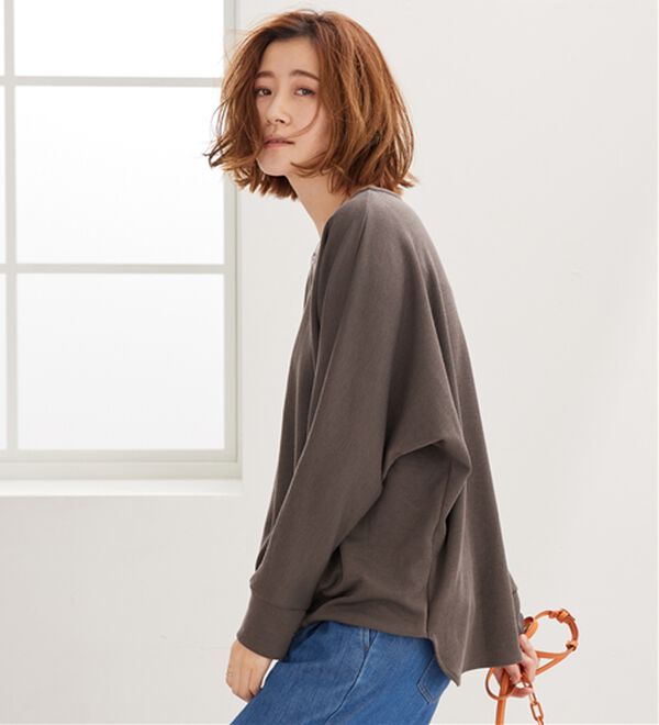 BELLUNA（ベルーナ）の「【新色追加】【2点セット】ネックレス付裾タックデザインプルオーバー（カットソー）」｜詳細画像