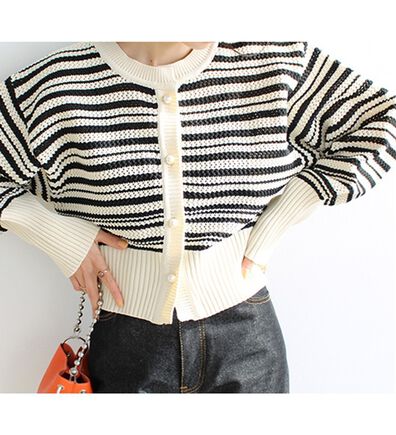 GeeRA（ジーラ）の「軽やかニットパールボタン付２ＷＡＹカーディガン（ニットカーディガン）」