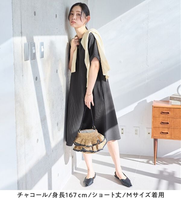 Viola e Viola（ヴィオラ エ ヴィオラ）の「ひんやり＆シワになりにくい　丈が選べる！エンボス素材Ａラインワンピース（カットソーワンピース）」｜詳細画像