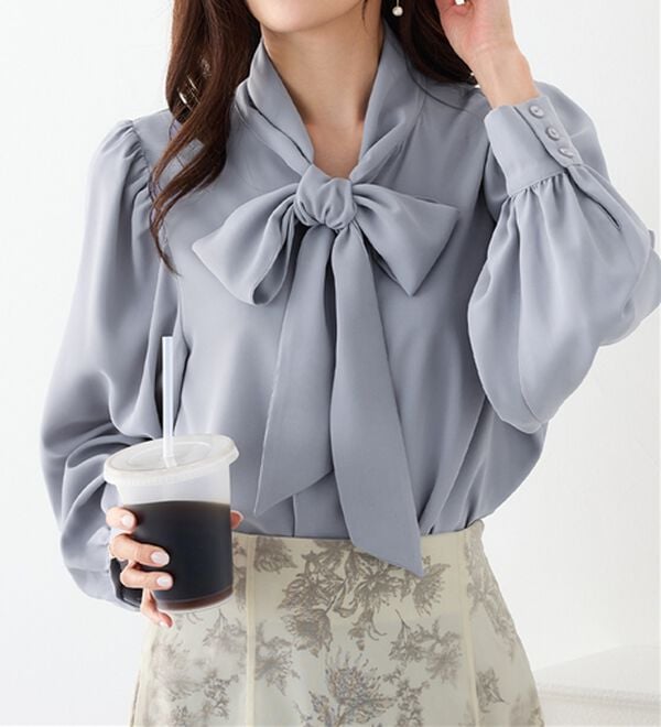 alotta（アロッタ）の「ボウタイデザインブラウス（ブラウス）」｜スモーキーブルー