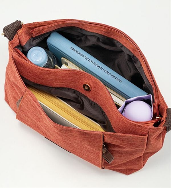 BELLUNA（ベルーナ）の「＜ソフィア・バレンチノ＞お財布の指定席がある軽量ショルダー（その他バッグ）」｜詳細画像