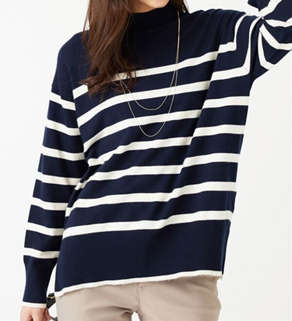 BELLUNA（ベルーナ）の「もちもち素材ハイネックニットプルオーバー（ニット・セーター）」｜ネイビー／オフ白