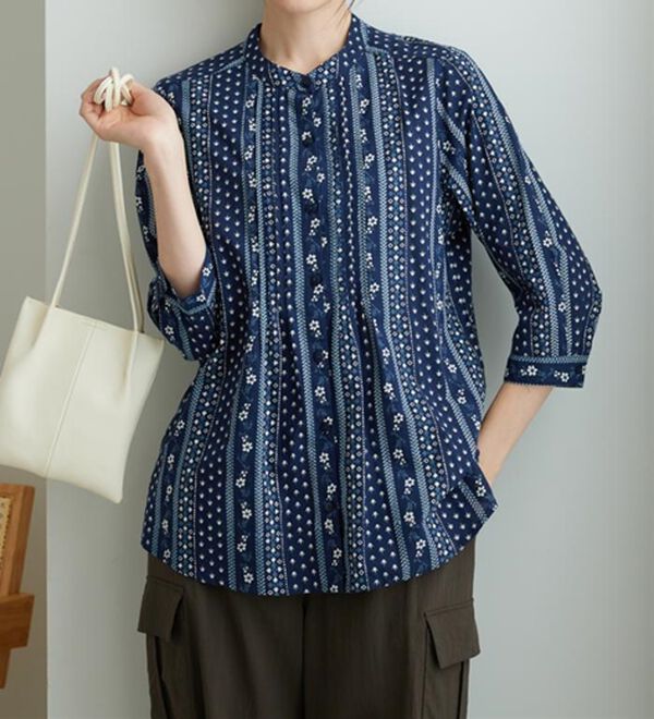 BELLUNA（ベルーナ）の「綿１００％ピンタックデザインブラウス（ブラウス）」｜ネイビー系花柄