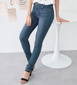 alotta（アロッタ）の「美脚ストレッチスキニーデニムパンツ（フルレングスパンツ）」｜ブルーウォッシュ