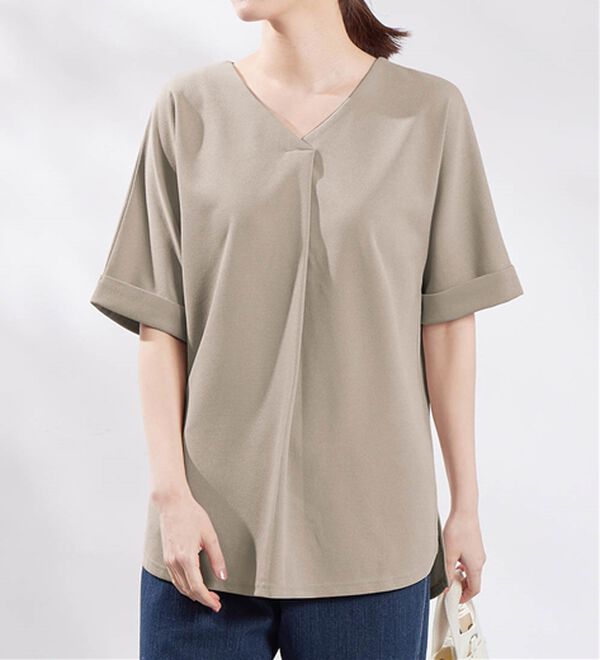 Viola e Viola（ヴィオラ エ ヴィオラ）の「【４つの機能付】ひんやり！すっきりＶネックＴシャツブラウス（カットソー）」｜グレージュ