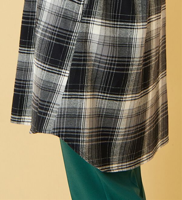 BELLUNA（ベルーナ）の「多ボタン使いチェック柄シャツチュニック（チュニック）」｜詳細画像