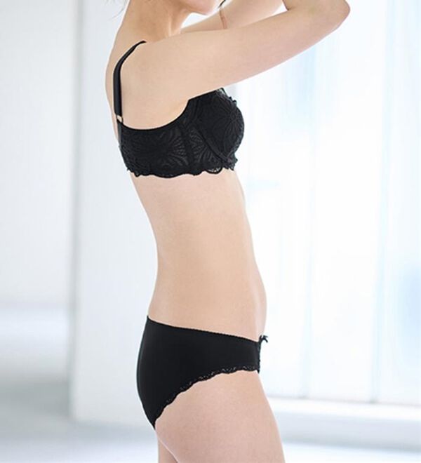 LAVIENNE（ラヴィエンヌ）の「レーシー脇高スッキリブラ＆ショーツ（ブラジャー＆ショーツセット）」｜詳細画像