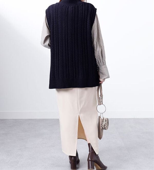 BELLUNA（ベルーナ）の「ゴールドボタン使いケーブルニットベスト（ベスト）」｜詳細画像