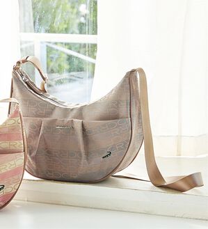 BELLUNA（ベルーナ）の「＜クロコダイル＞ジャカード織ムーンバッグ（ショルダーバッグ）」｜グレー