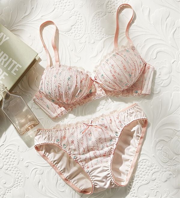 YU'NOW（ユナウ）の「ぷるるん谷間のノンワイヤーブラ＆ショーツセット（ブラジャー＆ショーツセット）」｜オフホワイト系小花レース