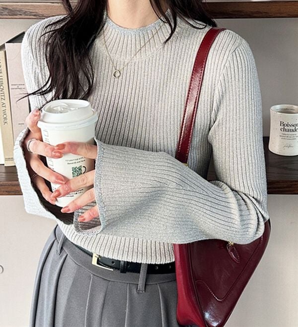 GeeRA（ジーラ）の「フレア袖ラメリブショートニットトップス（ニット・セーター）」｜シルバー系