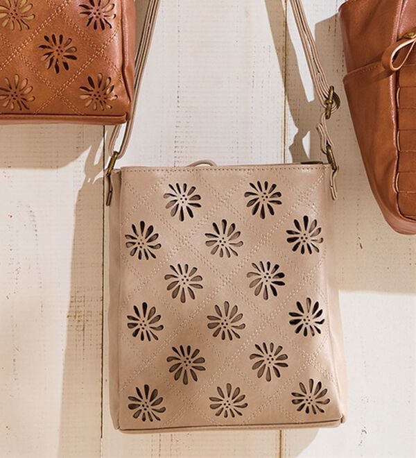 BELLUNA（ベルーナ）の「３層式カットワークミニショルダー（ショルダーバッグ）」｜ライトベージュ