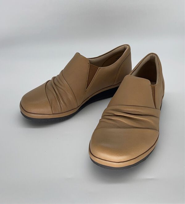 BELLUNA（ベルーナ）の「５Ｅ牛革切替ギャザースリッポン（スリッポン）」｜詳細画像