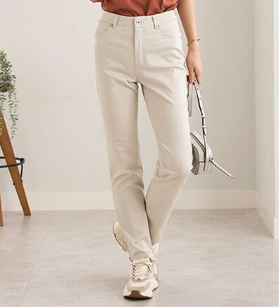 BELLUNA（ベルーナ）の「サラリ速乾！綿サテンストレッチカラーパンツ（フルレングスパンツ）」