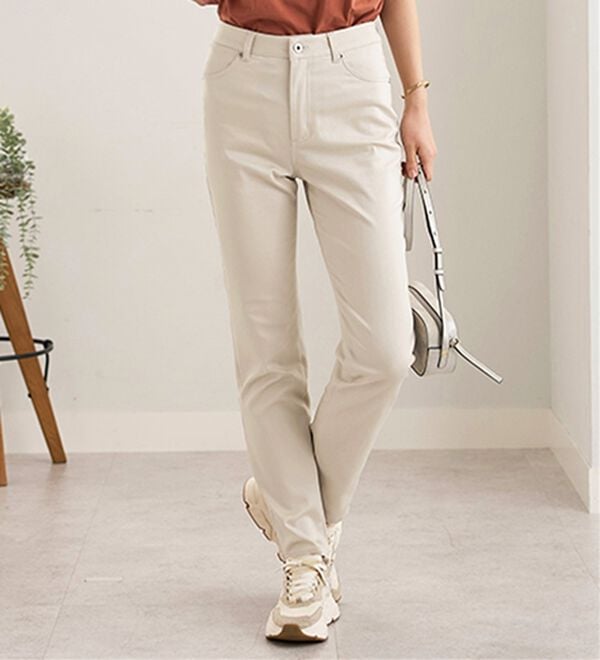 BELLUNA（ベルーナ）の「サラリ速乾！綿サテンストレッチカラーパンツ（フルレングスパンツ）」｜アイボリー3