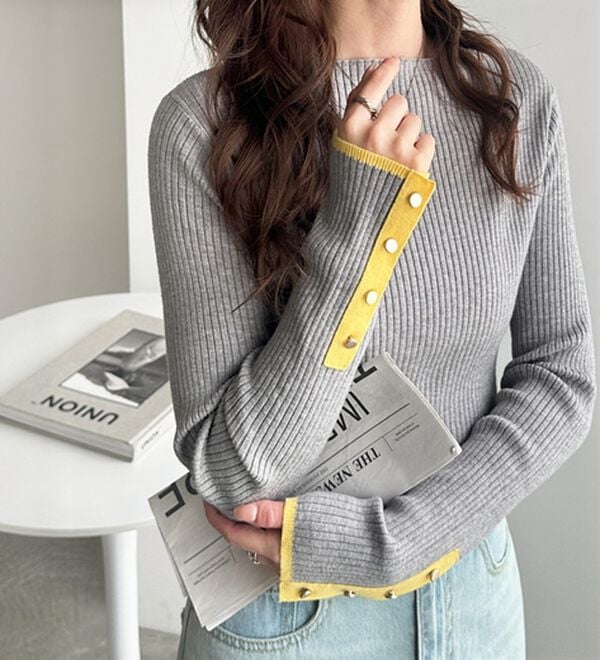 GeeRA（ジーラ）の「袖口ボタン配色ボートネックリブニット（ニット・セーター）」｜詳細画像