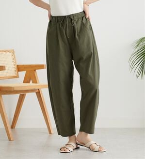 BELLUNA（ベルーナ）の「綿スラブ素材タックデザインコクーンパンツ（フルレングスパンツ）」｜カーキ