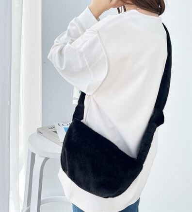 GeeRA（ジーラ）の「フェイクファーハーフムーンショルダー（ハンドバッグ）」