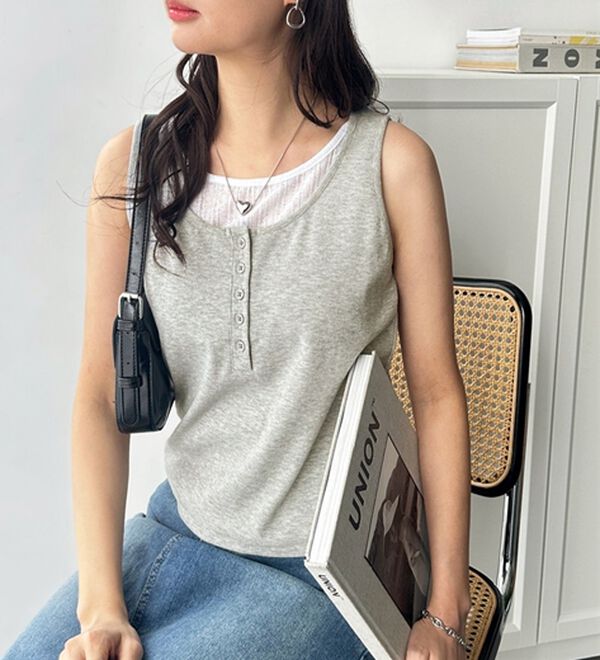 GeeRA（ジーラ）の「ヘンリーネックレイヤード風タンクトップ（タンクトップ・キャミソール）」｜モクグレー