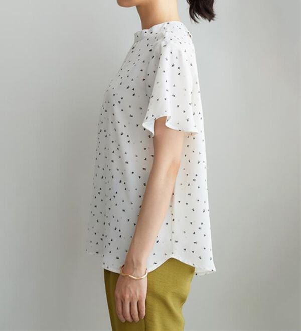 BELLUNA（ベルーナ）の「小紋柄タック使い袖フレアーブラウス（ブラウス）」｜詳細画像