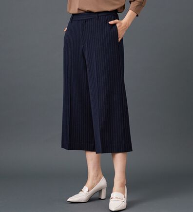 BELLUNA（ベルーナ）の「サマ見え（スーパーウォーム）ウール調センタープレスクロップドパンツ（クロップドパンツ）」