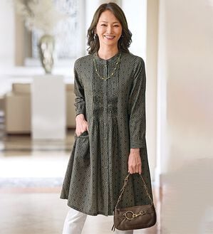 BELLUNA（ベルーナ）の「＜秋の旅行に絶対欲しい！＞幾何柄プリントピンタック使いチュニック（チュニックワンピース）」｜ブラウン&times;黒