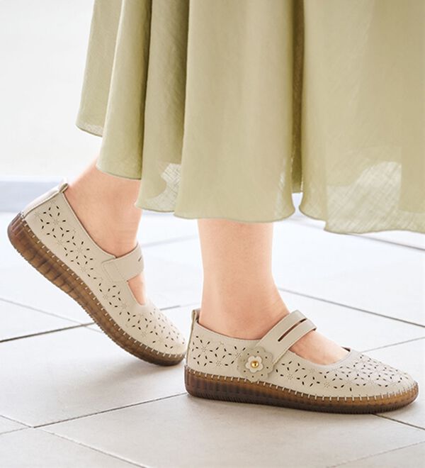 BELLUNA（ベルーナ）の「ゆったりカットワークストラップシューズ（パンプス）」｜詳細画像