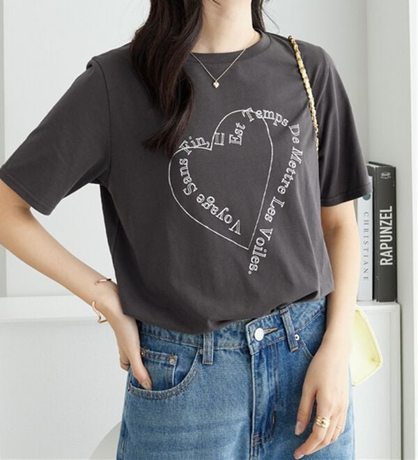alotta（アロッタ）の「大人かわいいプリント綿混Ｔシャツ（Tシャツ）」｜詳細画像