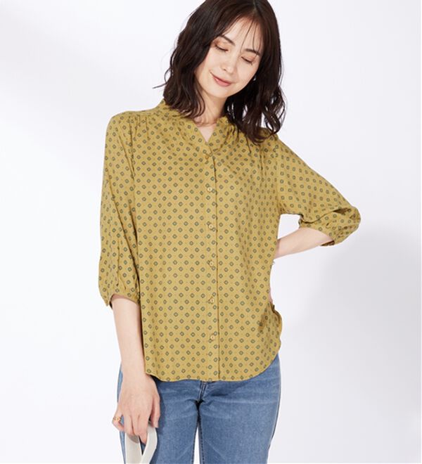 BELLUNA（ベルーナ）の「レーヨン素材ギャザー使いプリントブラウス（ブラウス）」｜マスタード系小紋柄
