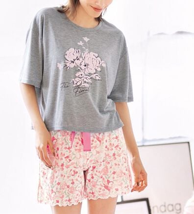 YU'NOW（ユナウ）の「レーヨンブレンド　フラワーＴシャツ＆ショートパンツセット（パジャマ・ルームウェア）」