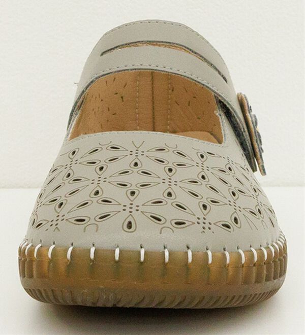 BELLUNA（ベルーナ）の「ゆったりカットワークストラップシューズ（パンプス）」｜詳細画像