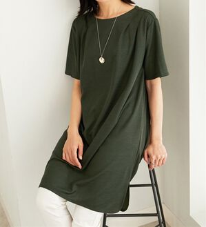 BELLUNA（ベルーナ）の「かのこ素材肩タックデザインワンピース（チュニック）」｜カーキ