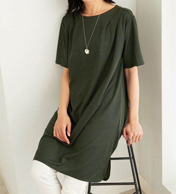 BELLUNA（ベルーナ）の「かのこ素材肩タックデザインワンピース（チュニック）」｜カーキ