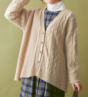Viola e Viola（ヴィオラ エ ヴィオラ）の「ケーブル柄フレアカーディガン（ニットカーディガン）」｜ベージュ