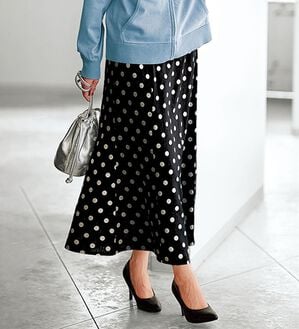 BELLUNA（ベルーナ）の「麻混素材ドット柄フレアースカート（ロングスカート）」｜黒系