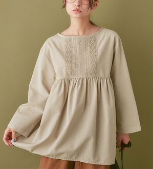 Viola e Viola（ヴィオラ エ ヴィオラ）の「心おどる！繊細レースを添えた裾フレアーブラウス（ブラウス）」｜グレージュ