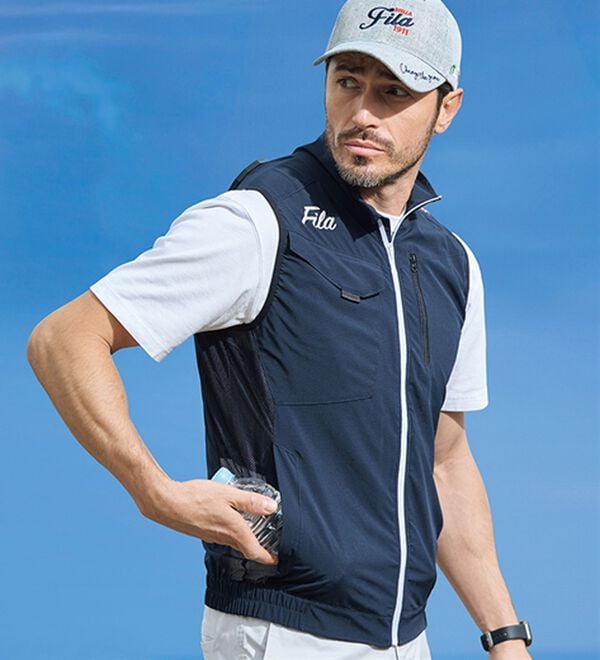 「＜フィラ＞クーラーテック速冷ベスト（モバイルバッテリー付）（メンズシャツ）」｜ネイビー
