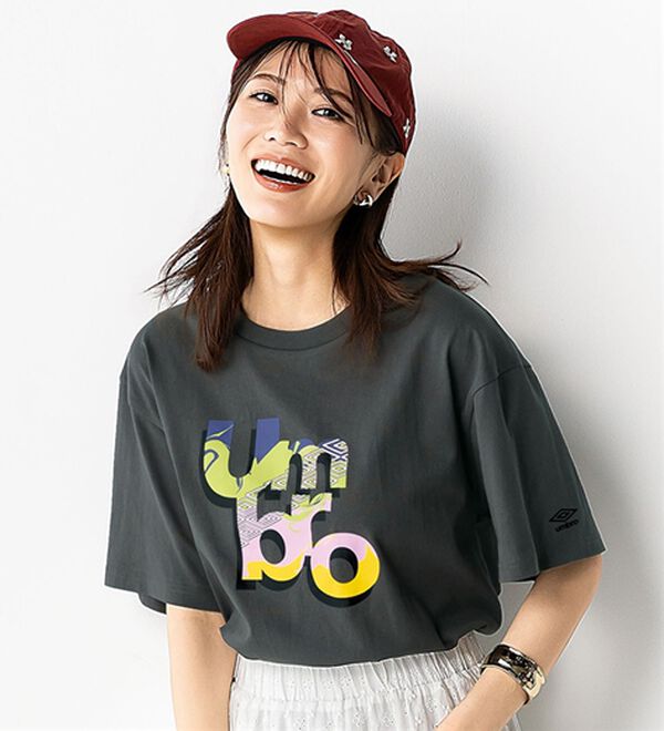 BELLUNA（ベルーナ）の「【ＵＭＢＲＯ】綿１００％サッカーロゴＴシャツ（カットソー）」｜チャコール(ロゴ)