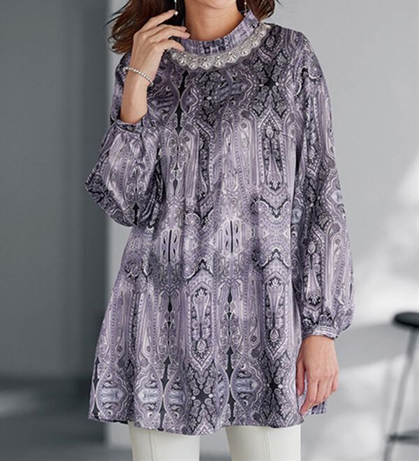 BELLUNA（ベルーナ）の「艶やかペイズリー柄ビジュー使いチュニック（チュニック）」｜ラベンダー