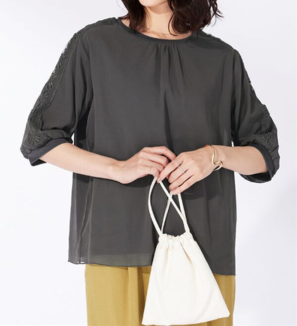 BELLUNA（ベルーナ）の「花柄レースシフォン重ねプルオーバー（カットソー）」｜詳細画像