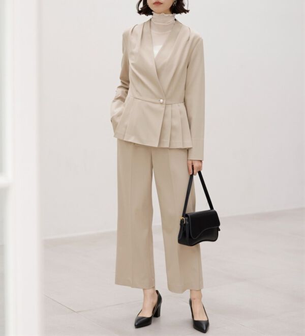 GeeRA（ジーラ）の「【２点セット】パールボタンペプラムプリーツブラウスセットアップ（その他スーツ）」｜グレージュ