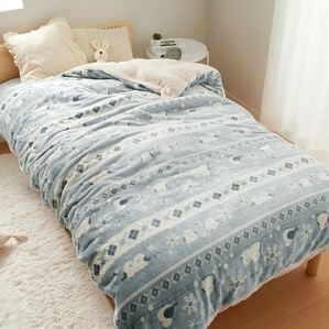 iellio（イエリオ）の「もこもこボアとフランネルの毛布にもなるあったか布団カバー＜フランネル・北欧調・肌ざわり＞（掛布団カバー）」｜シマエナガ（ブルーグレー）