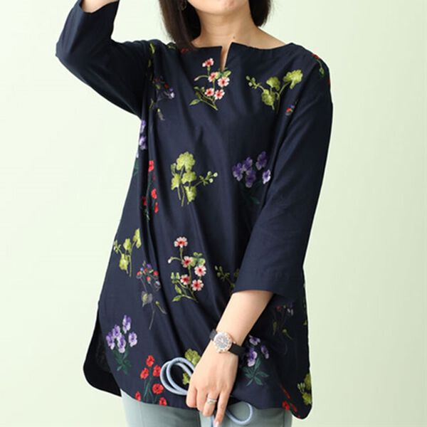 BELLUNA（ベルーナ）の「刺しゅうデザインチュニック（チュニック）」｜ネイビー系