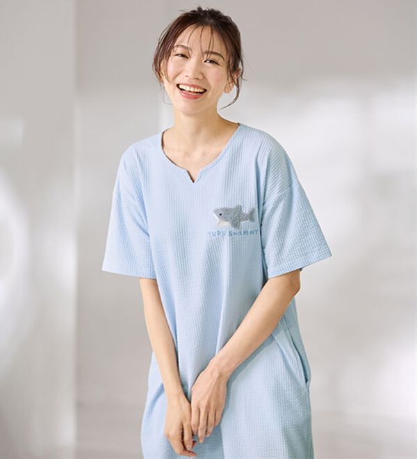 LAVIENNE（ラヴィエンヌ）の「＜遠赤外線ウェア＞ゆるスイミーサッカーワンピース（パジャマ・ルームウェア）」｜サックス